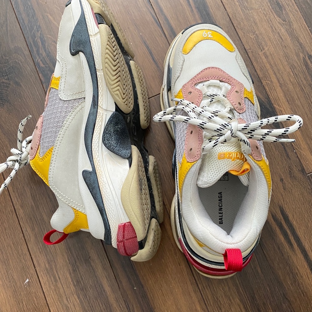 Size 39 wore few times this pair of trainers are heavy, about 600 grams each.